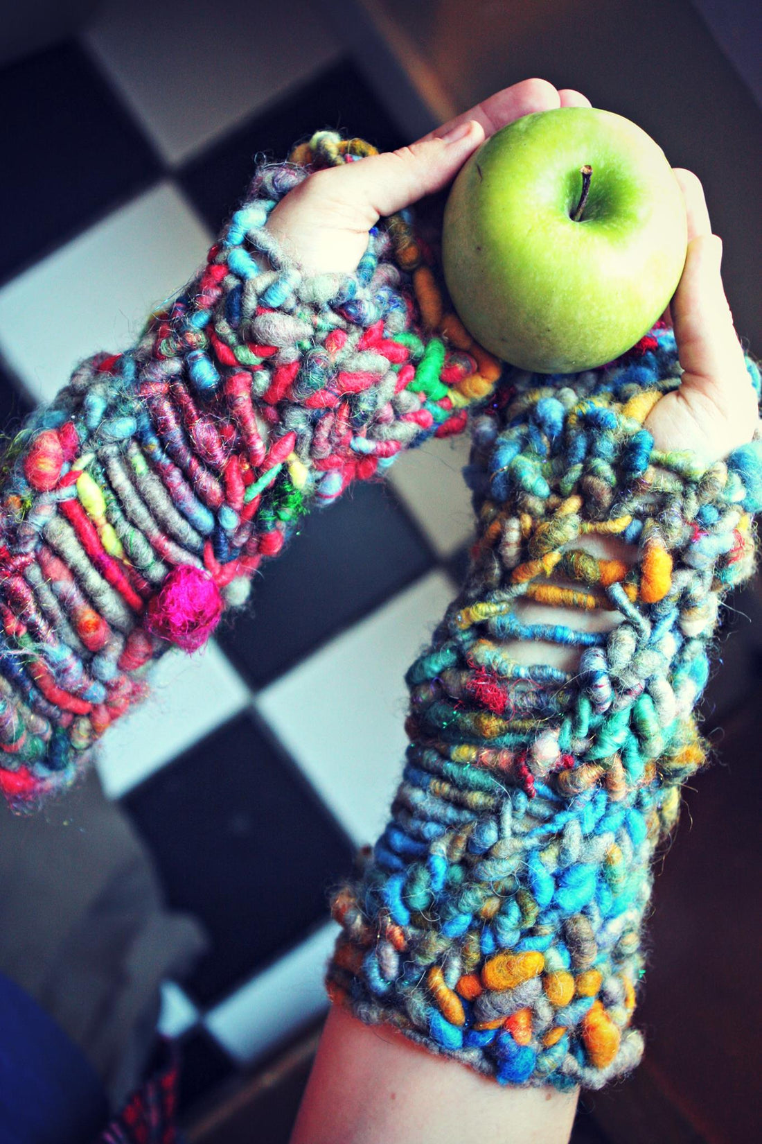 SOHO MITTS arm warmers (Free Knitting Pattern)